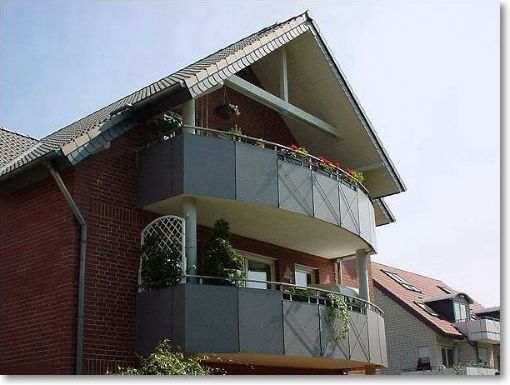 Balkon aus verzinktem Stahl, Verkleidung Trespa-Balkonplatte in Sonderfarbe
