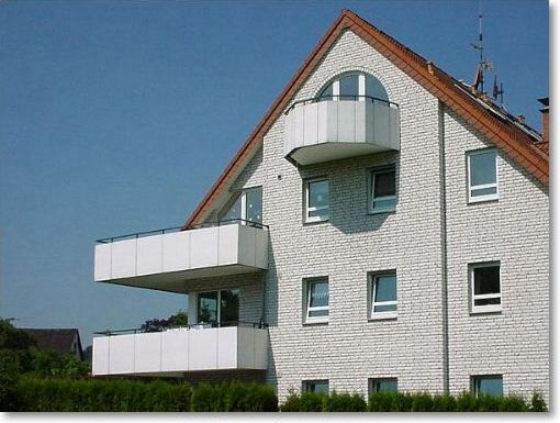 Balkon aus verzinktem Stahl, Verkleidung Trespa-Balkonplatte in Sonderfarbe
