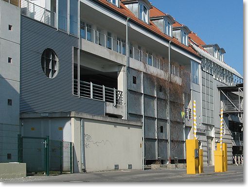 Fassade mit Aluminium-Welle silber, Lochblech und Gitterrosten
